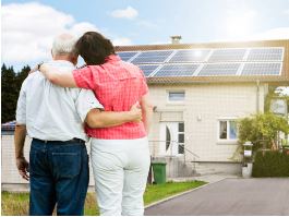 Painel solar fotovoltaico instalado na casa e casal observando, abraçados. Painel usado ou novo?