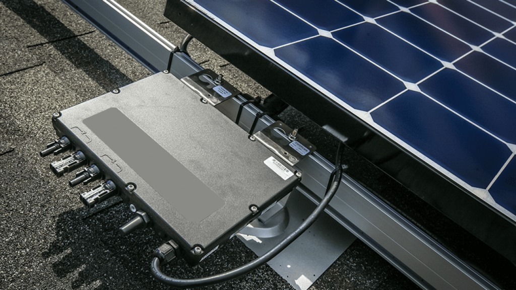 micro inversor solar instalado nas barras metálicas e ligado nos painéis solares fotovoltaicas